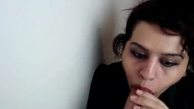 NEW MARRIED WOMAN TRYING TO GET HUGE COCK !