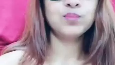 Big tits Indian cam girl paid topless chat recorded