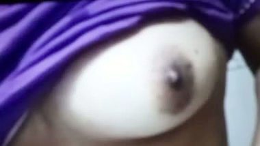 Bhabhi affair with lover exposed her boobs at desi49
