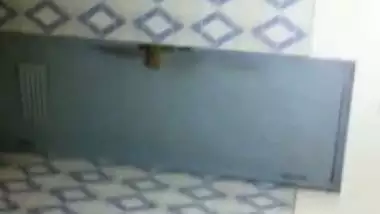 Cute small boobs bhabhi taking naked bath viral video