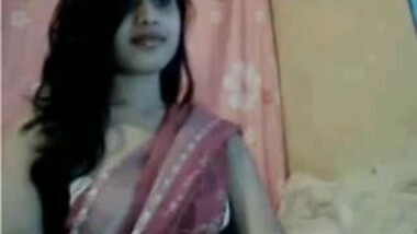 Hot babe posing on her live cam