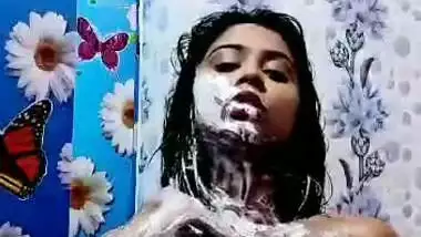 Busty girl nude bath selfie MMS video