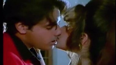 Hot Passionate Kiss from BollyWood Movie! – FSIBlog.com