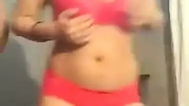 Sexy Indians put on a hot mujra dance