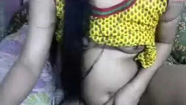 Online sex is Indian mom's job so she performs dirty show on webcam