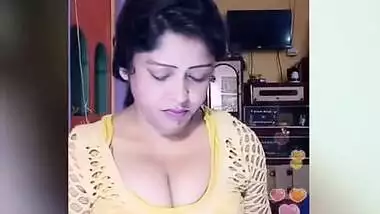desi aunty showing cleavage on live cam