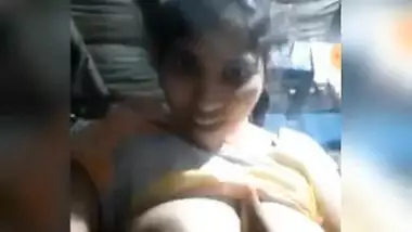 Desi girl showing boob