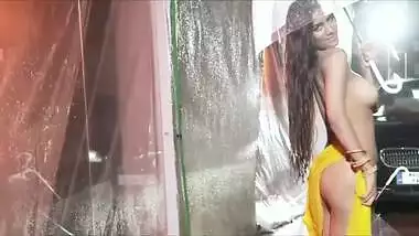 Poonam pandey rain dance in sari