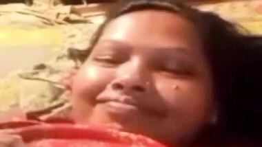 Bangladeshi Bhabhi Shows Her Boobs On VC