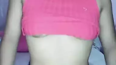 Hot Lankan Girl Showing her Boobs