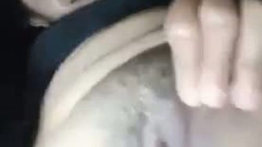 Bangladeshi Muslim Desi chick practices XXX fingering in solo video