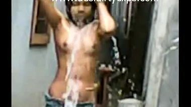 Desi teen girl outdoor free porn bath video