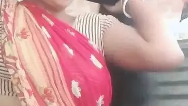Homely Hot Aunty Navel Show in Saree