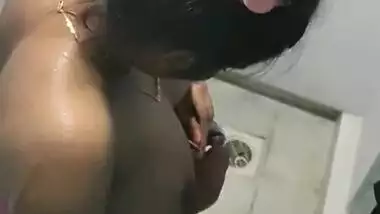 Desi girl bath spying