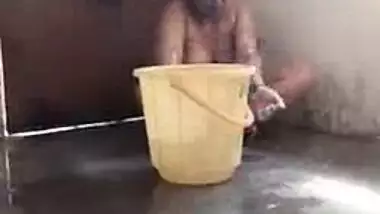 Mature bhabhiâ€™s nude MMS bath video captured by Devar