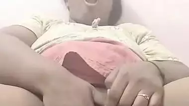 Mature south Indian Bhabhi fingering pussy