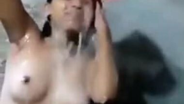 cute Sri Lankan fresh boobs desi girl bathing 