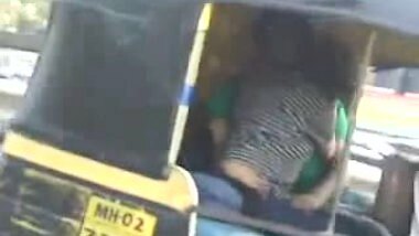 desi kissing in auto rickshaw
