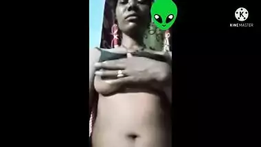 Village Bhabhi Showing Her Boobs