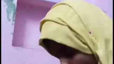 Hijabi girl records her nude MMS, sucking stepbrother’s dick