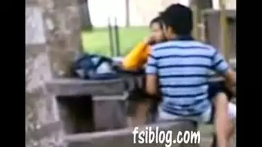 Outdoor Sex – Indian college couple caught in park