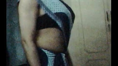 Aunty In Sleeveless Saree