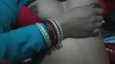 Desi Girl exposing her Boobs on cam