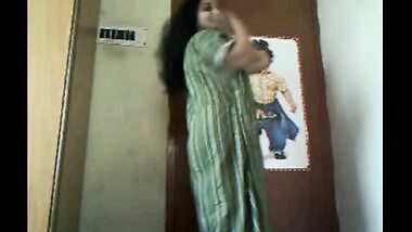 Mature Kolkata aunty fucks herself using dildo