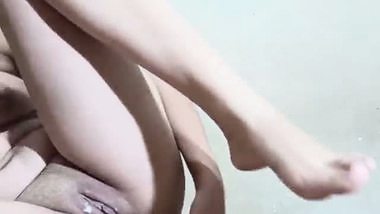 desi indian bhabhi ne kheera liya choot me