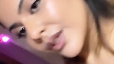 BUSTY DESI SEDUCING CLEAVAGE SEXY