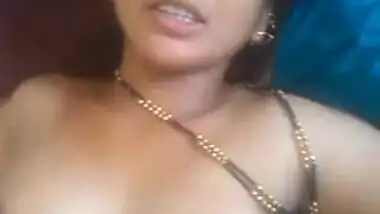 Desi bhabi showing her big boobs