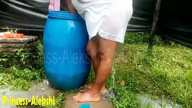 SRI LANKAN BATHING PUBLIC PLACE