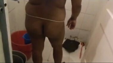 My hot aunty bathing and exposing her ass