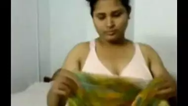 Marathi big boobs bhabhi exposed front of cam on request