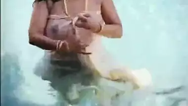 Super Busty Mallu Aunty Boobs Show In Pool