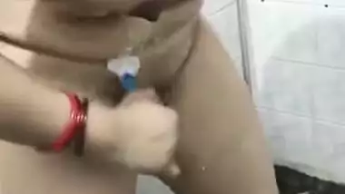 Busty milk tanker bhabhi shaving pussy