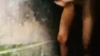 Sri lankan girl bathing hidden cam නාන හැටි හොරෙන් බලනව