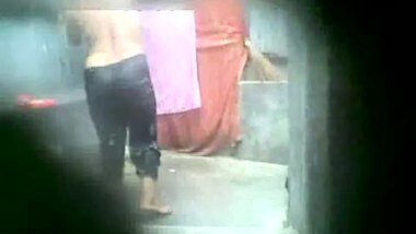 Desi Bhabhi Bath MMS
