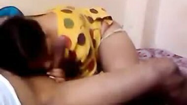 Desi MILF loves to suck