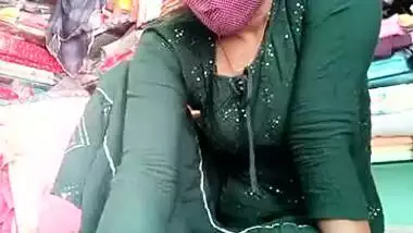 Horny Desi XXX woman in green salwar shows her ass and pussy