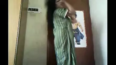 Hindi porn scandal of mature aunty masturbate with long dildo on cam
