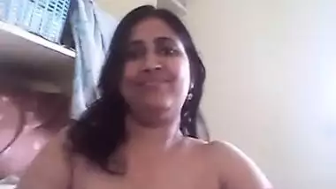 Desi female exposes her sex boobies to look like XXX pornstar on camera