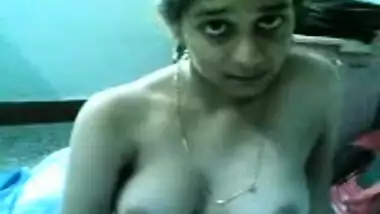 Sexy Telugu bhabhi letting her lover to shoot her nude