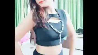 Hot mumbai college girl kavitha saggy navel show.