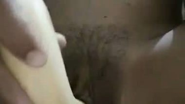 Desi lady fucks her wet pussy with a banana
