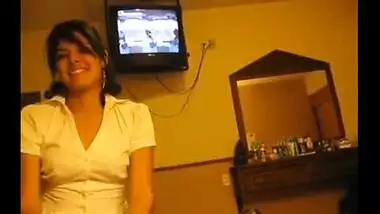 Oral-job porn video of sexy Indian office HR manager in hotel