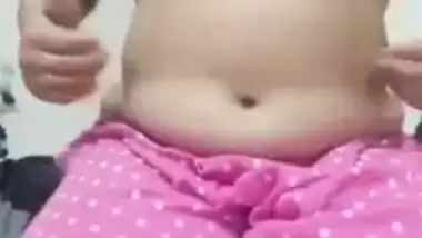 Bigbooby Desi wife oiling own boobs
