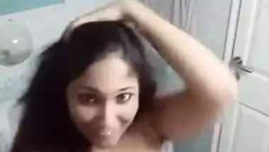 Bathroom porn video of the long-haired Desi with saggy boobies