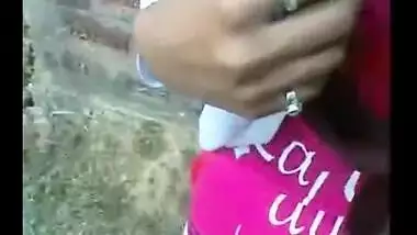 Bangla girl’s outdoor boob show clip
