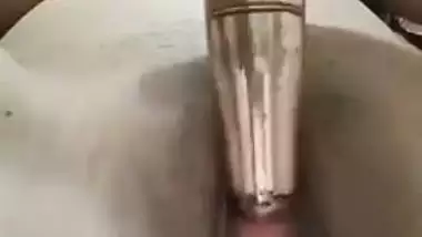 Karachi babe fucks with a metal rod in xxx Pakistani MMS